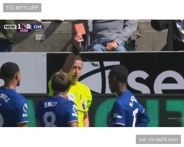 特写：点球罚失后，切尔西前锋杰克逊呆立球场许久